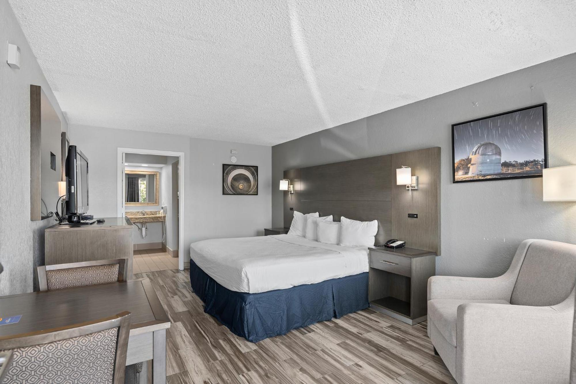 Baymont By Wyndham Orlando East Hotel Alafaya Exterior photo