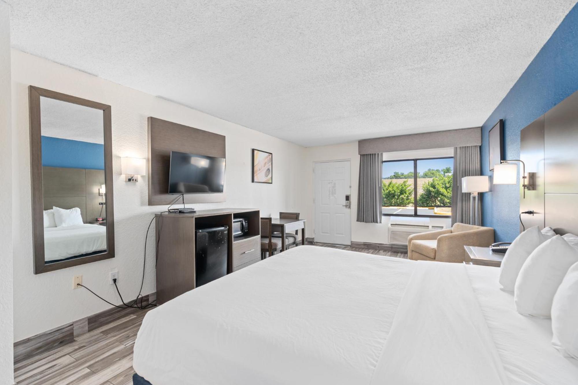 Baymont By Wyndham Orlando East Hotel Alafaya Exterior photo