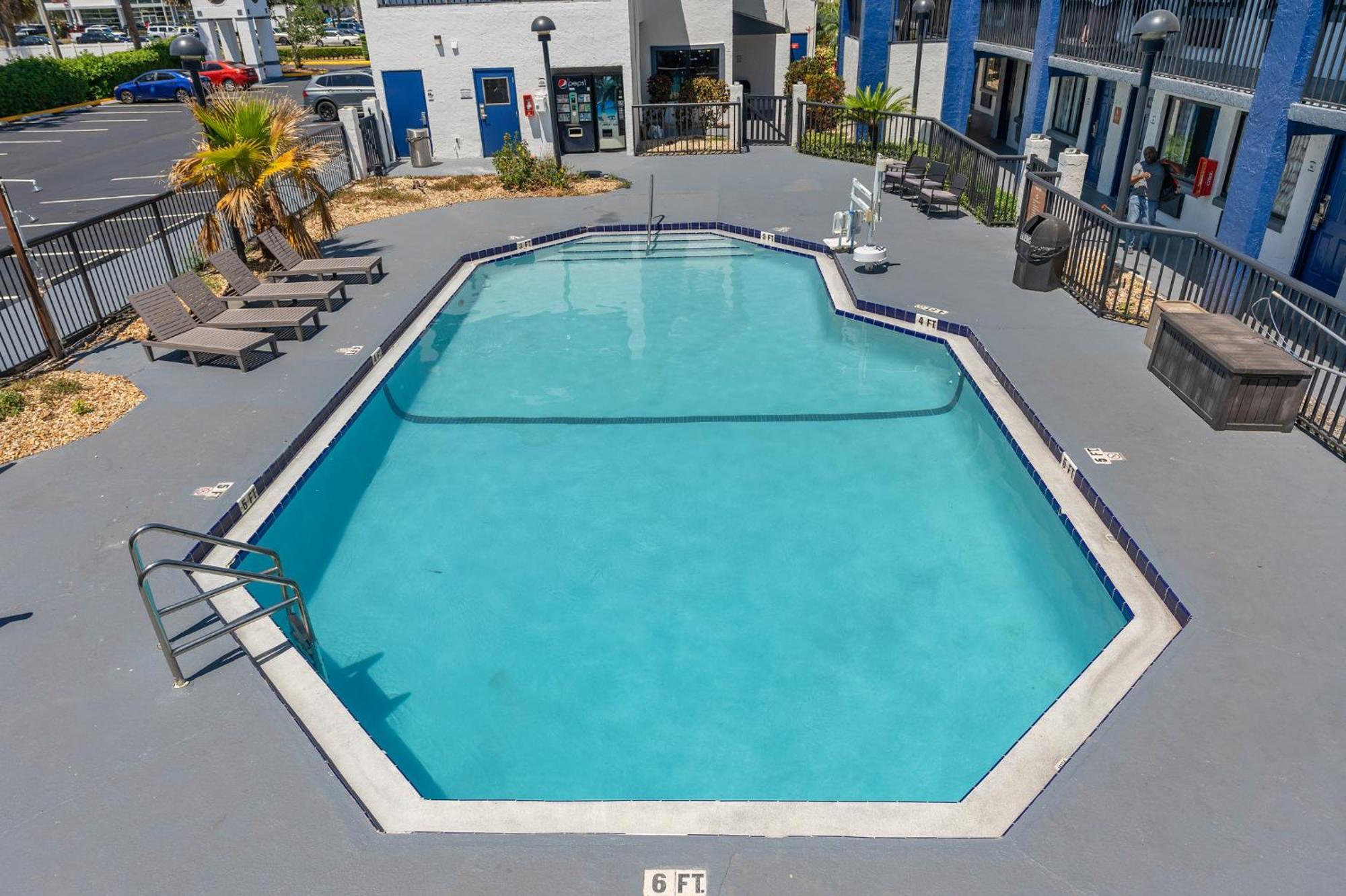 Baymont By Wyndham Orlando East Hotel Alafaya Exterior photo