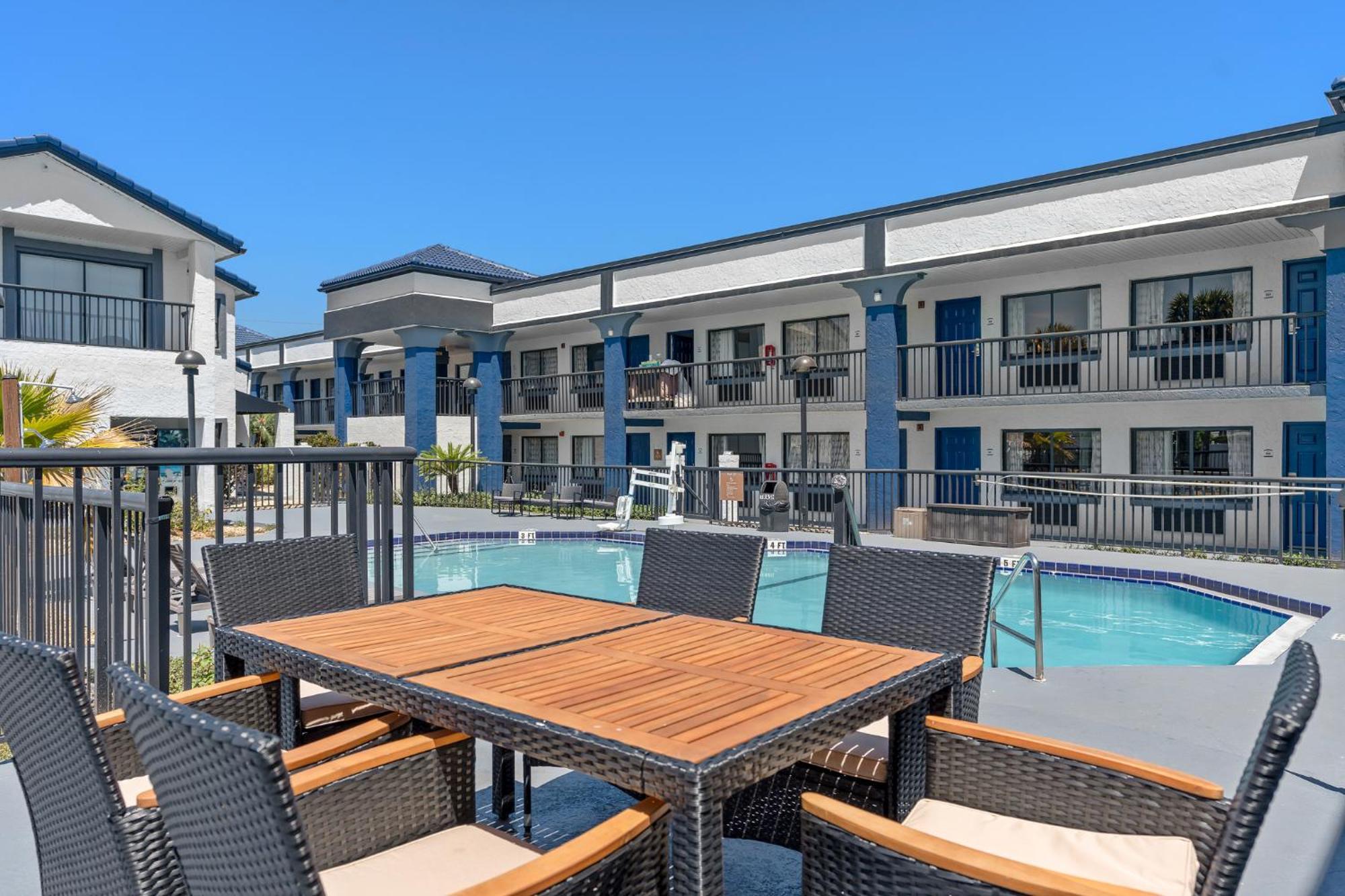 Baymont By Wyndham Orlando East Hotel Alafaya Exterior photo