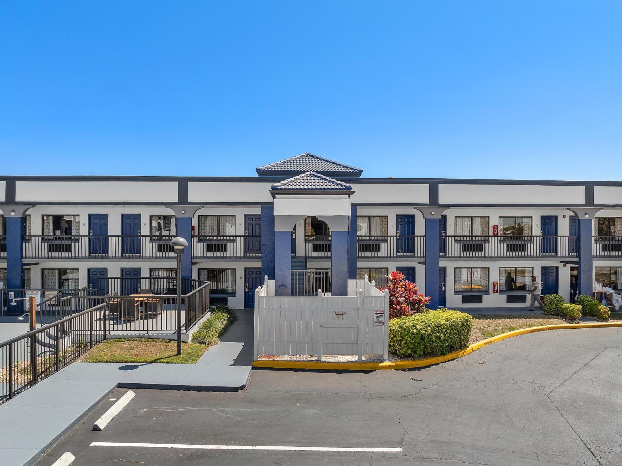 Baymont By Wyndham Orlando East Hotel Alafaya Exterior photo
