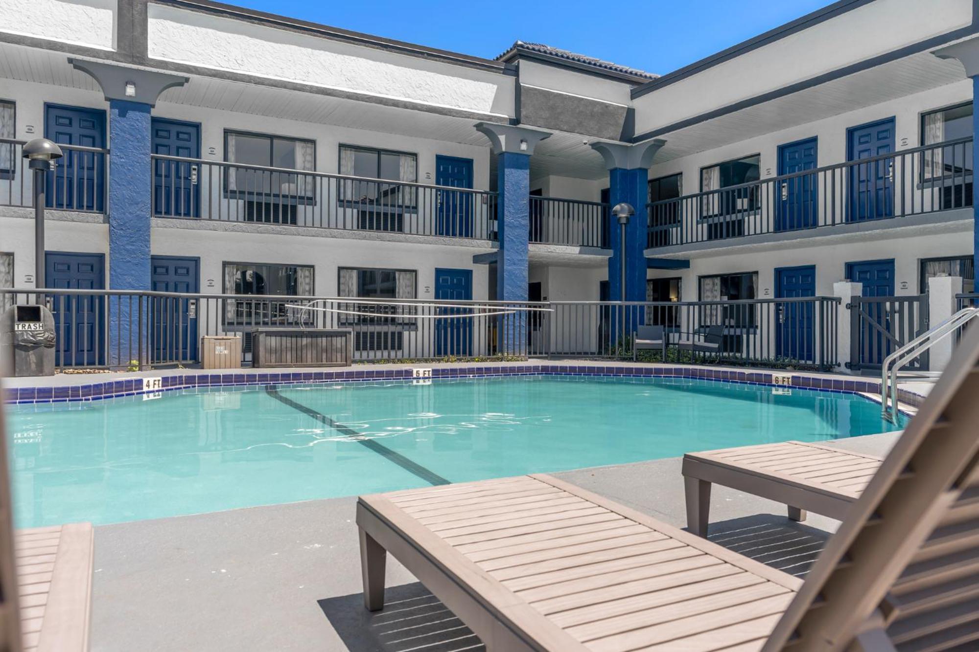 Baymont By Wyndham Orlando East Hotel Alafaya Exterior photo