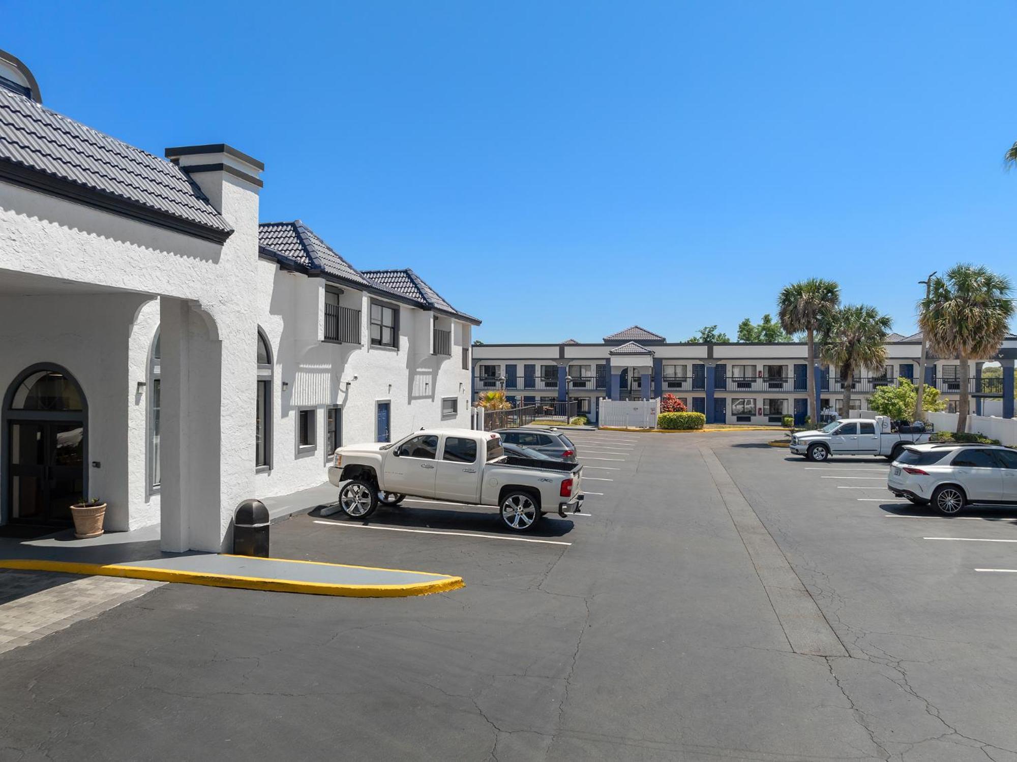 Baymont By Wyndham Orlando East Hotel Alafaya Exterior photo