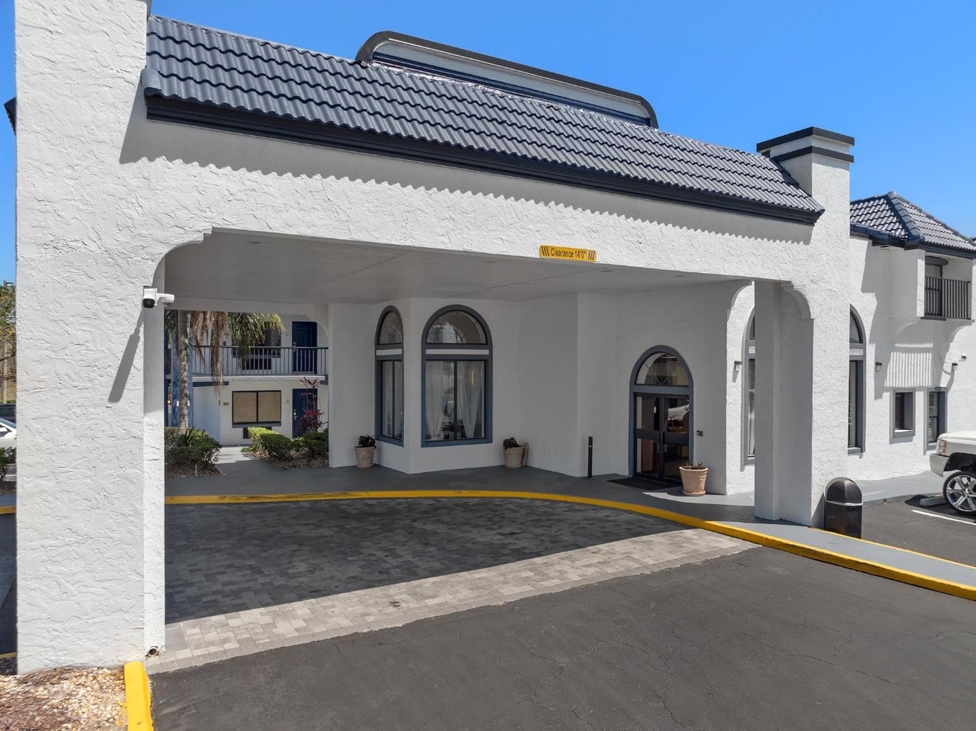 Baymont By Wyndham Orlando East Hotel Alafaya Exterior photo