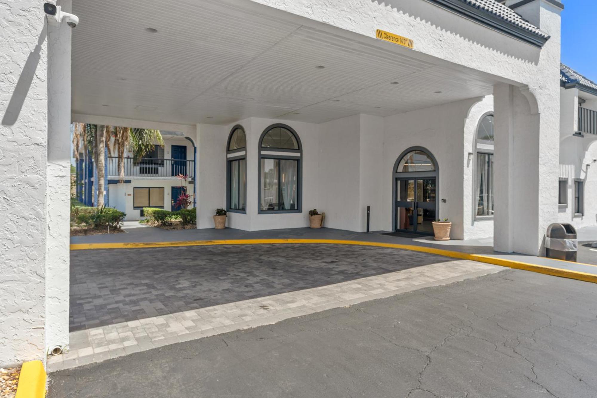 Baymont By Wyndham Orlando East Hotel Alafaya Exterior photo